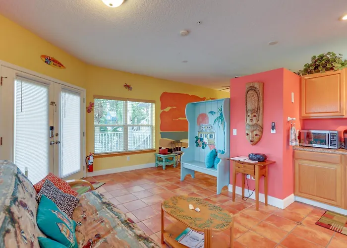 Walk To Indian Rocks - Vibrant Apartment
