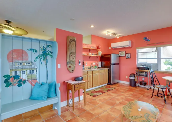 Walk To Indian Rocks - Vibrant Apartment *