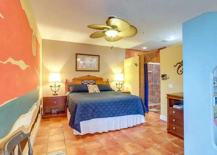 Walk To Indian Rocks - Vibrant Apartment