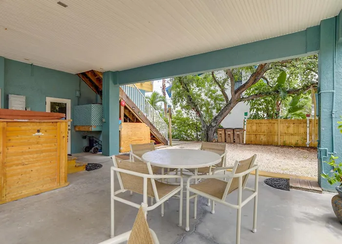 Walk To Indian Rocks - Vibrant Apartment *